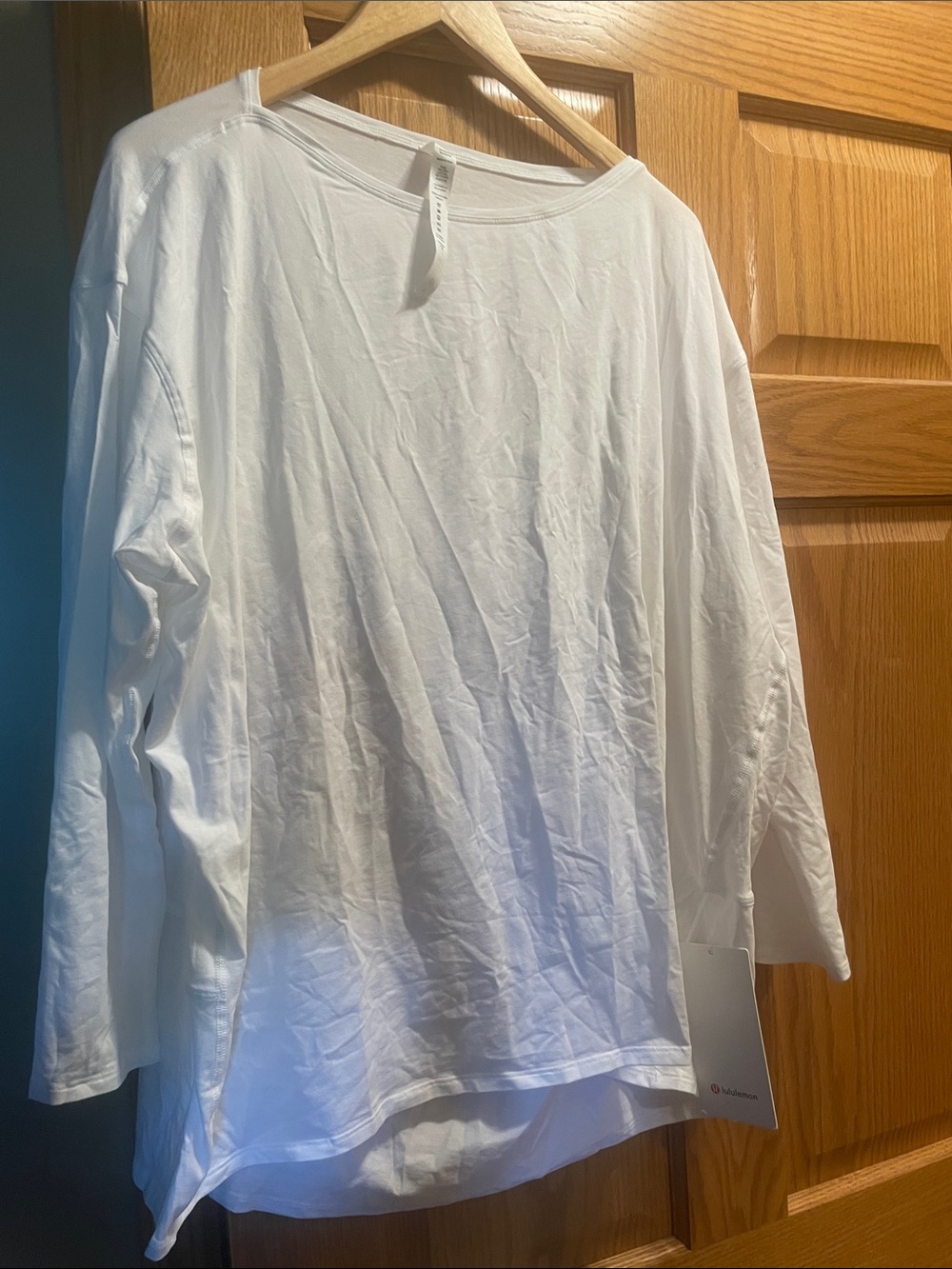 Women ' Long-Sleeve White Tee - Casual Comfort